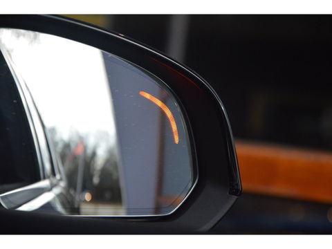 Volvo XC40 T4 Recharge Inscription| Stoel + Stuur Verwarmd | Trekhaak | Camera | Apple CarPlay | BLIS |