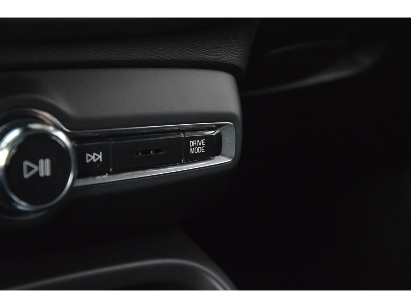 Volvo XC40 T4 Recharge Inscription| Stoel + Stuur Verwarmd | Trekhaak | Camera | Apple CarPlay | BLIS |