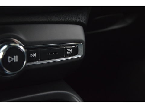 Volvo XC40 T4 Recharge Inscription| Stoel + Stuur Verwarmd | Trekhaak | Camera | Apple CarPlay | BLIS |