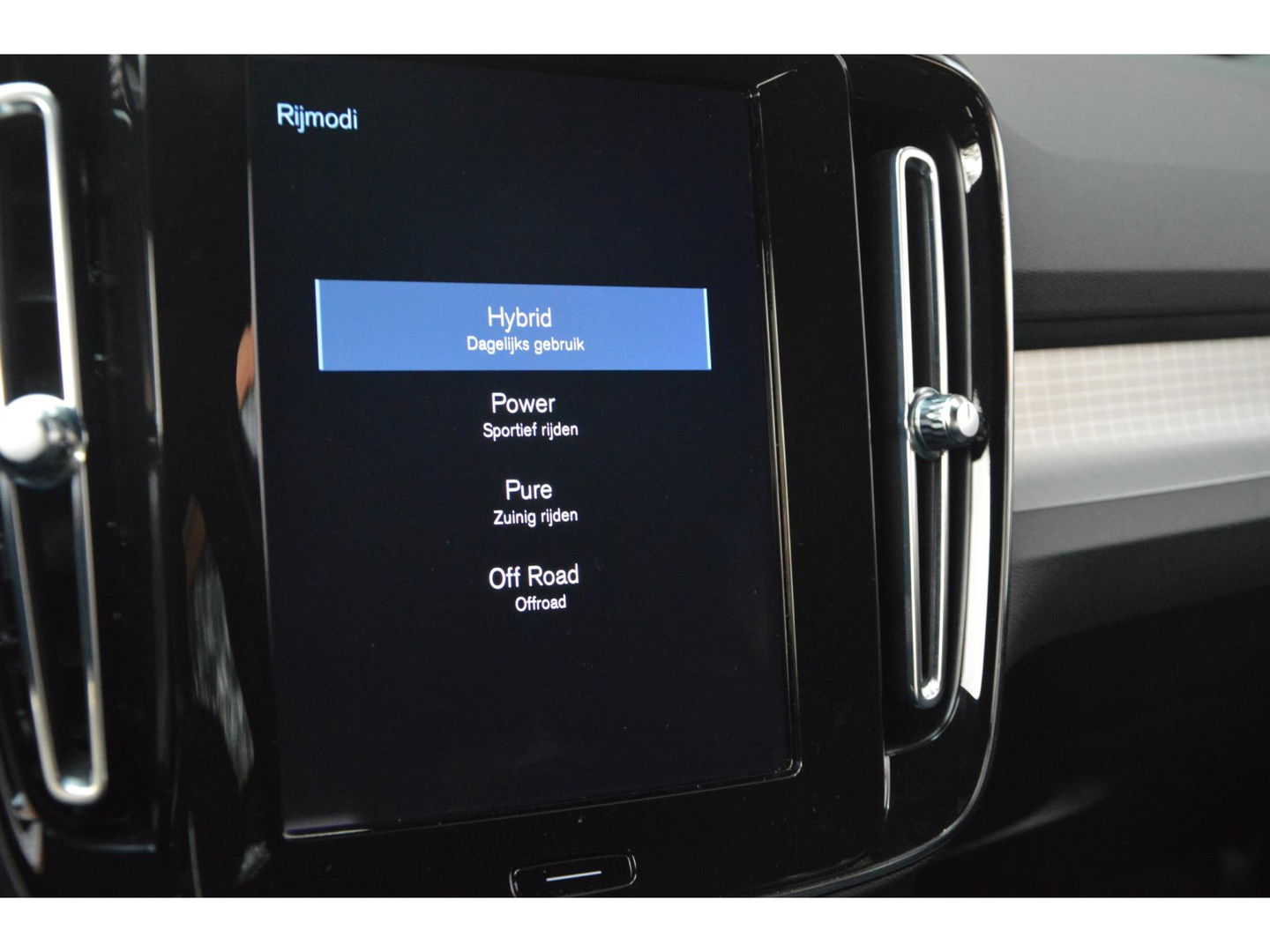 Volvo XC40 T4 Recharge Inscription| Stoel + Stuur Verwarmd | Trekhaak | Camera | Apple CarPlay | BLIS |