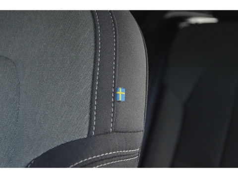 Volvo XC40 T4 Recharge Inscription| Stoel + Stuur Verwarmd | Trekhaak | Camera | Apple CarPlay | BLIS |