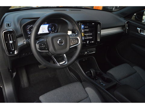 Volvo XC40 T4 Recharge Inscription| Stoel + Stuur Verwarmd | Trekhaak | Camera | Apple CarPlay | BLIS |