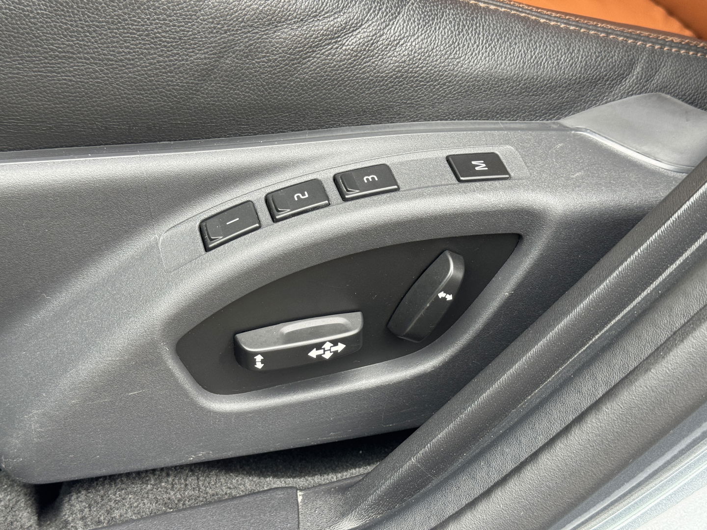 Volvo V60 Cross Country 2.0 T5 Summum | Achteruitrijcamera | Memory | BLIS | Afneembare Trekhaak | Parkeersensoren Achter | Keyless Go/Entry | Stoelverwarming | Cruise Control | Navigatie |