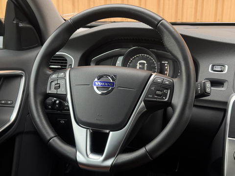 Volvo V60 Cross Country 2.0 T5 Summum | Achteruitrijcamera | Memory | BLIS | Afneembare Trekhaak | Parkeersensoren Achter | Keyless Go/Entry | Stoelverwarming | Cruise Control | Navigatie |