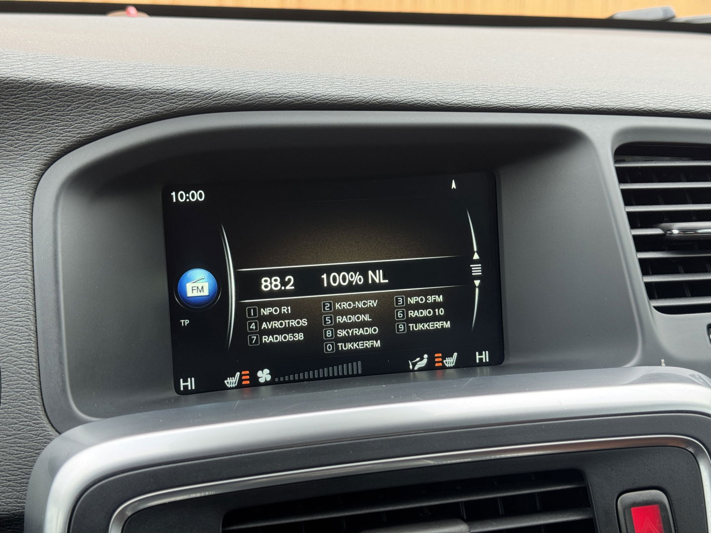 Volvo V60 Cross Country 2.0 T5 Summum | Achteruitrijcamera | Memory | BLIS | Afneembare Trekhaak | Parkeersensoren Achter | Keyless Go/Entry | Stoelverwarming | Cruise Control | Navigatie |