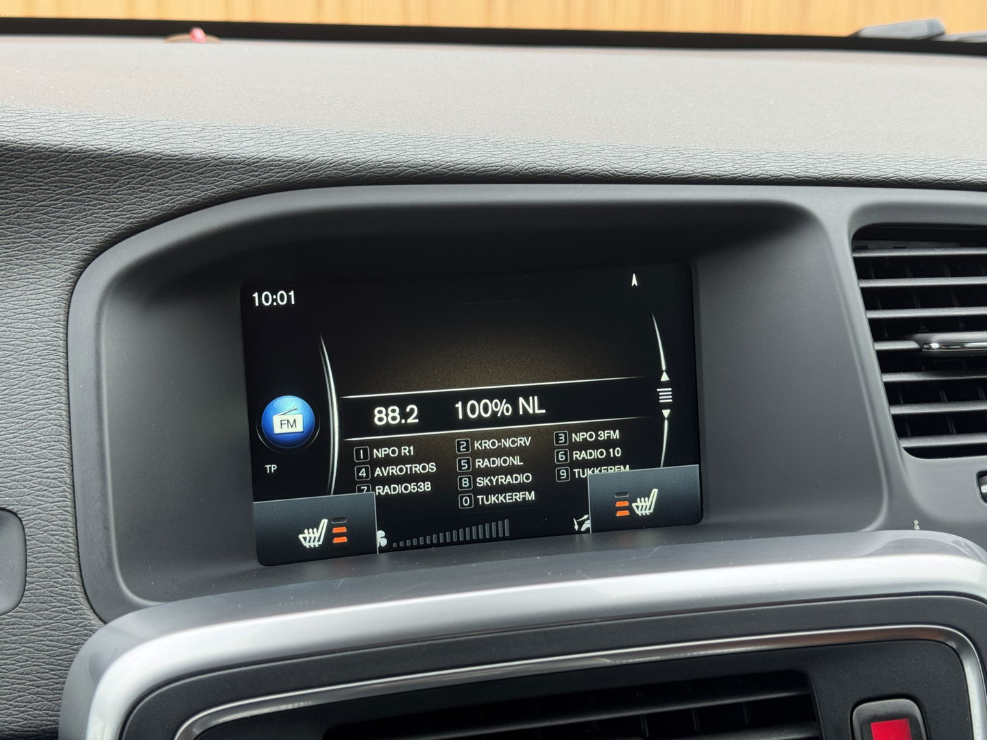 Volvo V60 Cross Country 2.0 T5 Summum | Achteruitrijcamera | Memory | BLIS | Afneembare Trekhaak | Parkeersensoren Achter | Keyless Go/Entry | Stoelverwarming | Cruise Control | Navigatie |