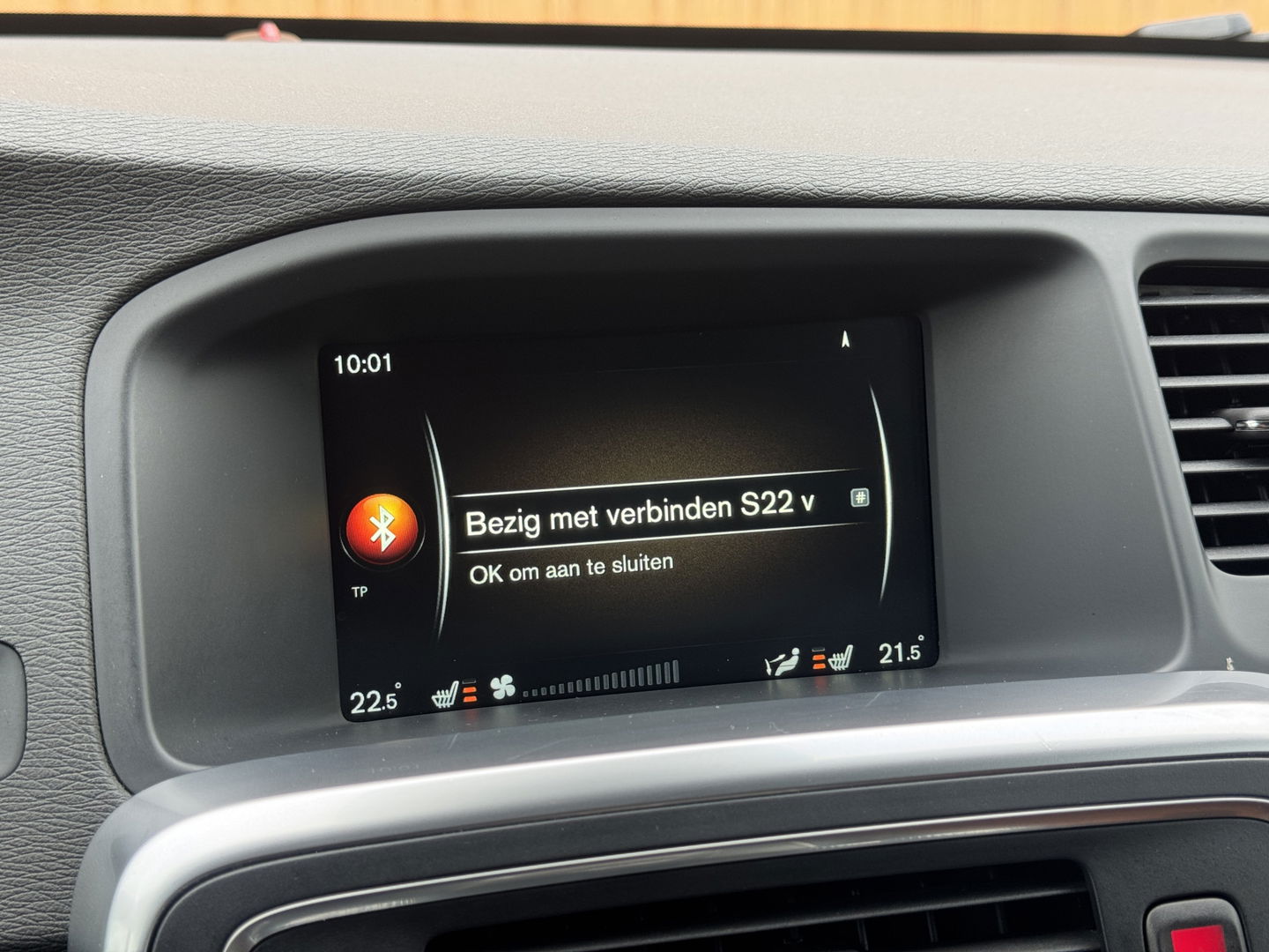 Volvo V60 Cross Country 2.0 T5 Summum | Achteruitrijcamera | Memory | BLIS | Afneembare Trekhaak | Parkeersensoren Achter | Keyless Go/Entry | Stoelverwarming | Cruise Control | Navigatie |