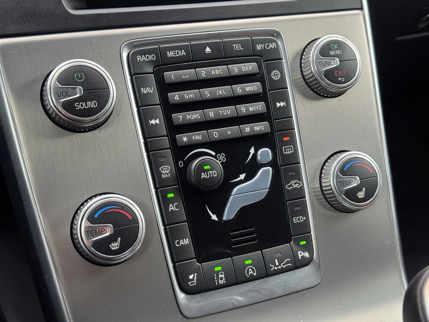 Volvo V60 Cross Country 2.0 T5 Summum | Achteruitrijcamera | Memory | BLIS | Afneembare Trekhaak | Parkeersensoren Achter | Keyless Go/Entry | Stoelverwarming | Cruise Control | Navigatie |