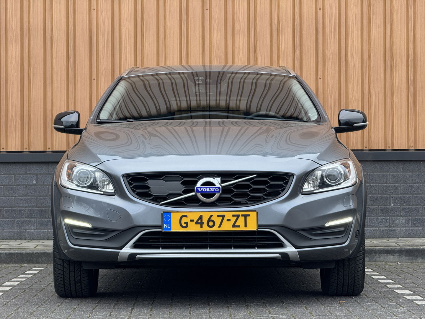 Volvo V60 Cross Country 2.0 T5 Summum | Achteruitrijcamera | Memory | BLIS | Afneembare Trekhaak | Parkeersensoren Achter | Keyless Go/Entry | Stoelverwarming | Cruise Control | Navigatie |