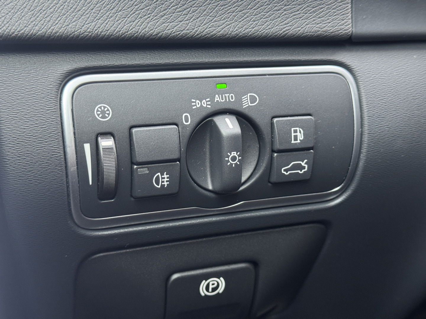 Volvo V60 Cross Country 2.0 T5 Summum | Achteruitrijcamera | Memory | BLIS | Afneembare Trekhaak | Parkeersensoren Achter | Keyless Go/Entry | Stoelverwarming | Cruise Control | Navigatie |