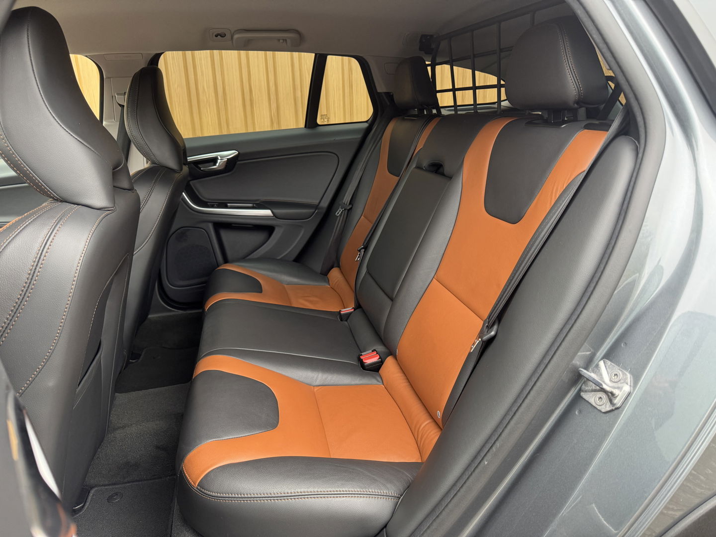 Volvo V60 Cross Country 2.0 T5 Summum | Achteruitrijcamera | Memory | BLIS | Afneembare Trekhaak | Parkeersensoren Achter | Keyless Go/Entry | Stoelverwarming | Cruise Control | Navigatie |