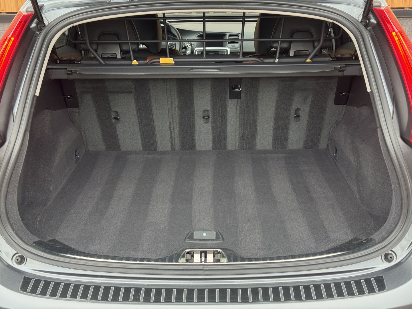 Volvo V60 Cross Country 2.0 T5 Summum | Achteruitrijcamera | Memory | BLIS | Afneembare Trekhaak | Parkeersensoren Achter | Keyless Go/Entry | Stoelverwarming | Cruise Control | Navigatie |