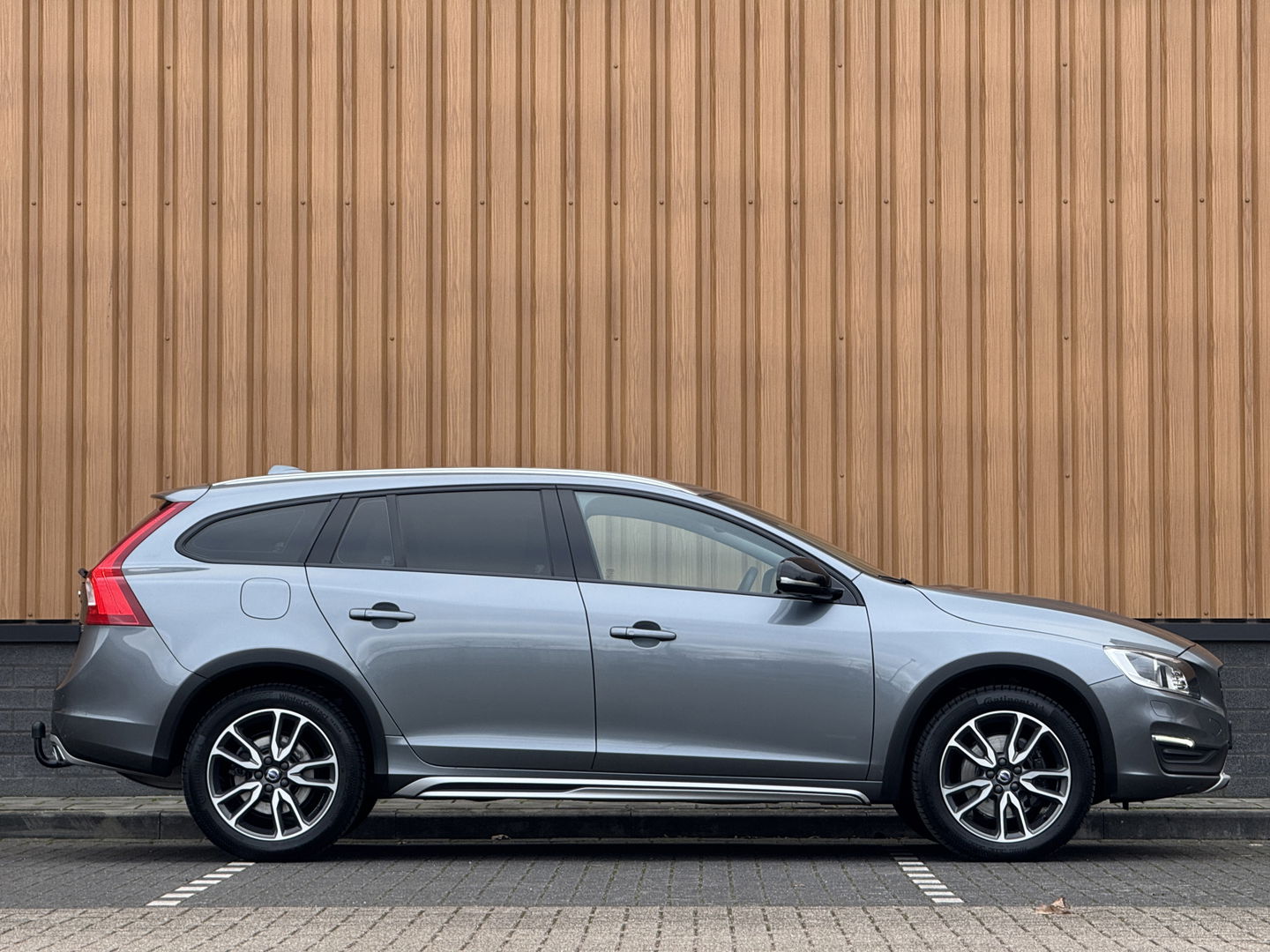 Volvo V60 Cross Country 2.0 T5 Summum | Achteruitrijcamera | Memory | BLIS | Afneembare Trekhaak | Parkeersensoren Achter | Keyless Go/Entry | Stoelverwarming | Cruise Control | Navigatie |