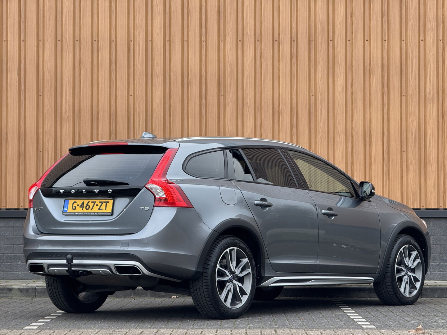 Volvo V60 Cross Country 2.0 T5 Summum | Achteruitrijcamera | Memory | BLIS | Afneembare Trekhaak | Parkeersensoren Achter | Keyless Go/Entry | Stoelverwarming | Cruise Control | Navigatie |