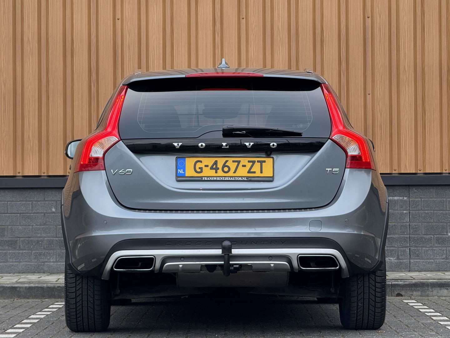 Volvo V60 Cross Country 2.0 T5 Summum | Achteruitrijcamera | Memory | BLIS | Afneembare Trekhaak | Parkeersensoren Achter | Keyless Go/Entry | Stoelverwarming | Cruise Control | Navigatie |