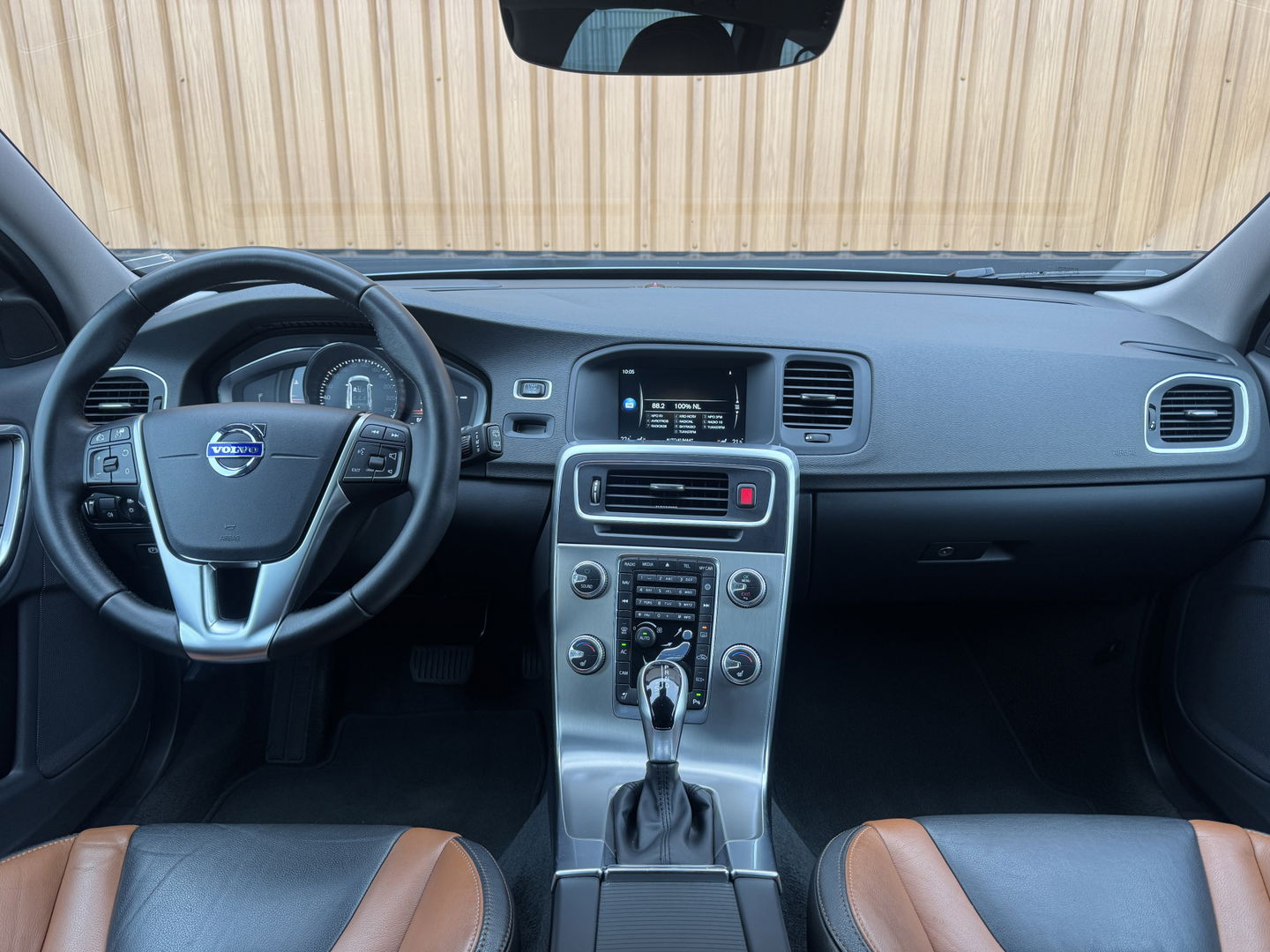 Volvo V60 Cross Country 2.0 T5 Summum | Achteruitrijcamera | Memory | BLIS | Afneembare Trekhaak | Parkeersensoren Achter | Keyless Go/Entry | Stoelverwarming | Cruise Control | Navigatie |