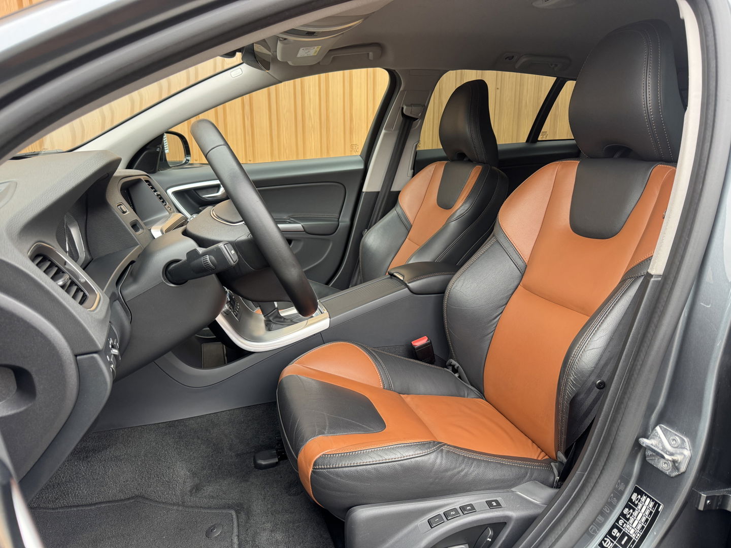 Volvo V60 Cross Country 2.0 T5 Summum | Achteruitrijcamera | Memory | BLIS | Afneembare Trekhaak | Parkeersensoren Achter | Keyless Go/Entry | Stoelverwarming | Cruise Control | Navigatie |