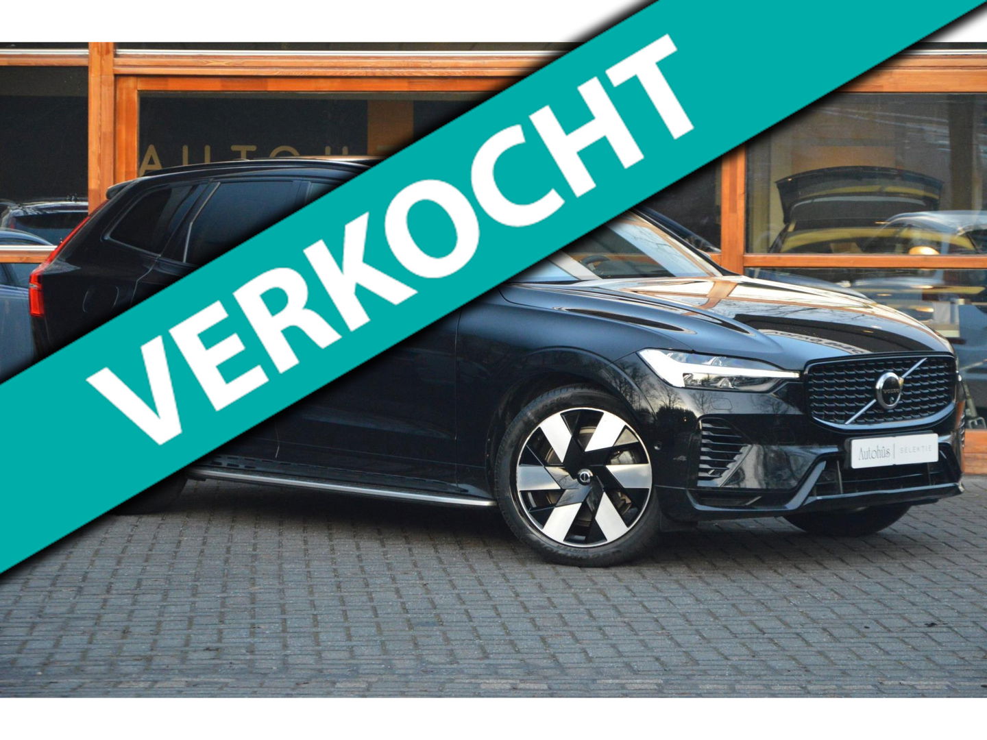 Volvo XC60 T8 Hybride AWD Plus Black | Luchtvering | Massage | Stoelventilatie | Head-Up | Panoramadak | 360° Camera |