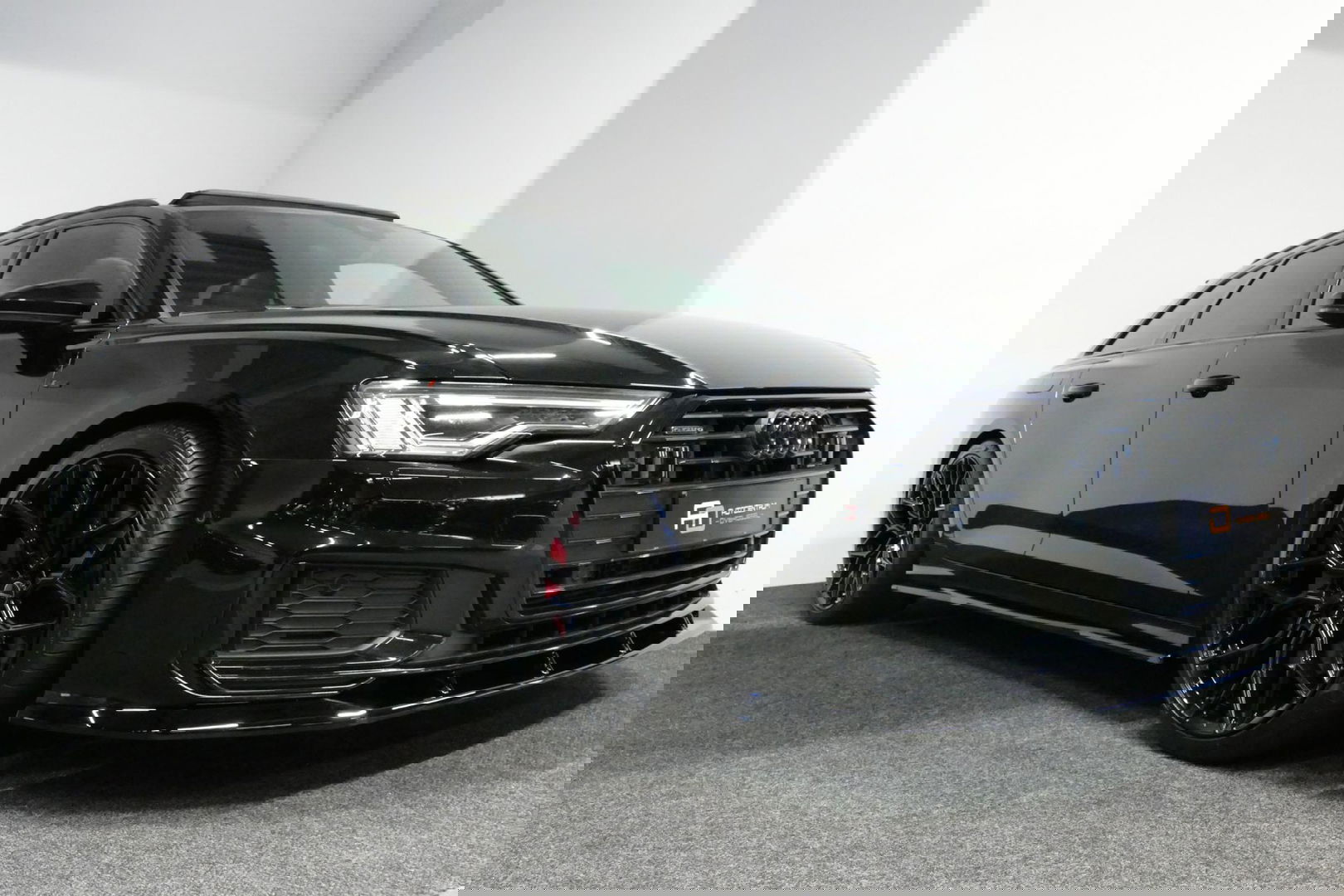 Audi A6 Avant 55 TFSI e quattro S Competition / S-Line / S6 Diffuser / Maxton Design Bodykit V.2 / Panoramadak / Elektr. verstelbare voorstoelen (links met memory) / Matrix LED / Ambienteverlichting / Apple Carplay - Android Auto / Trekhaak (zwenkbaar) / Stoelver