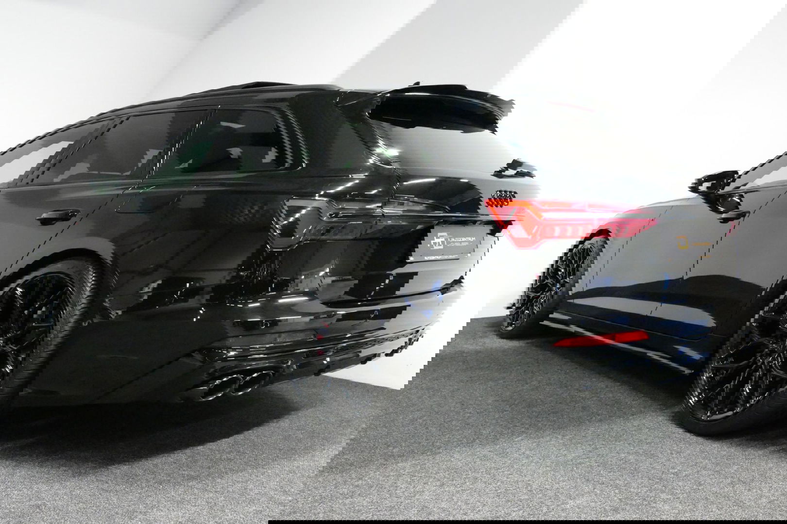 Audi A6 Avant 55 TFSI e quattro S Competition / S-Line / S6 Diffuser / Maxton Design Bodykit V.2 / Panoramadak / Elektr. verstelbare voorstoelen (links met memory) / Matrix LED / Ambienteverlichting / Apple Carplay - Android Auto / Trekhaak (zwenkbaar) / Stoelver