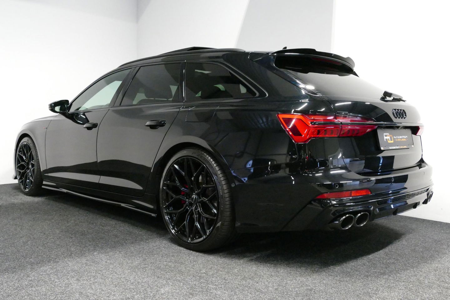 Audi A6 Avant 55 TFSI e quattro S Competition / S-Line / S6 Diffuser / Maxton Design Bodykit V.2 / Panoramadak / Elektr. verstelbare voorstoelen (links met memory) / Matrix LED / Ambienteverlichting / Apple Carplay - Android Auto / Trekhaak (zwenkbaar) / Stoelver