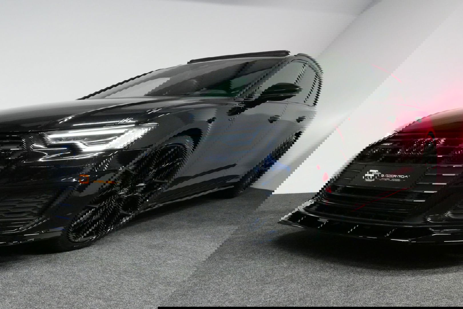 Audi A6 Avant 55 TFSI e quattro S Competition / S-Line / S6 Diffuser / Maxton Design Bodykit V.2 / Panoramadak / Elektr. verstelbare voorstoelen (links met memory) / Matrix LED / Ambienteverlichting / Apple Carplay - Android Auto / Trekhaak (zwenkbaar) / Stoelver