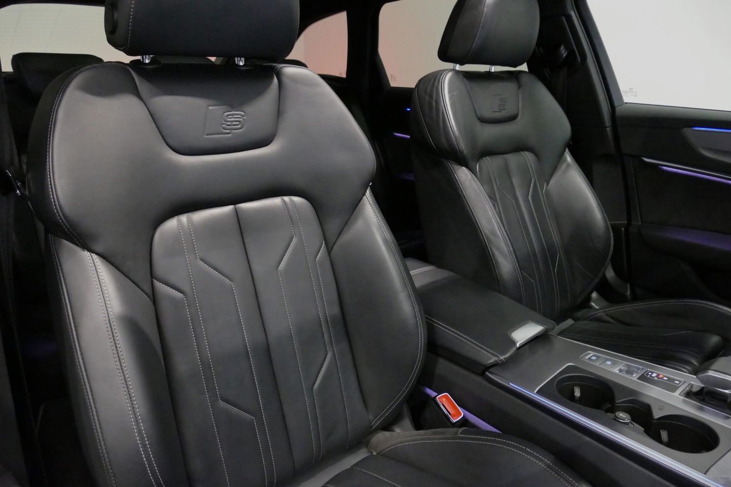 Audi A6 Avant 55 TFSI e quattro S Competition / S-Line / S6 Diffuser / Maxton Design Bodykit V.2 / Panoramadak / Elektr. verstelbare voorstoelen (links met memory) / Matrix LED / Ambienteverlichting / Apple Carplay - Android Auto / Trekhaak (zwenkbaar) / Stoelver