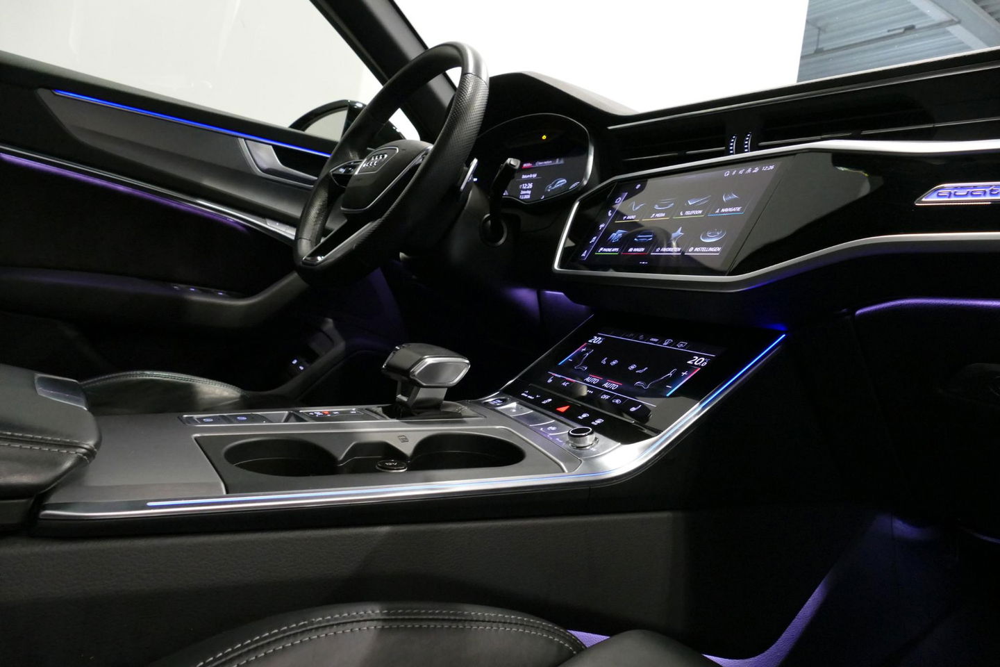 Audi A6 Avant 55 TFSI e quattro S Competition / S-Line / S6 Diffuser / Maxton Design Bodykit V.2 / Panoramadak / Elektr. verstelbare voorstoelen (links met memory) / Matrix LED / Ambienteverlichting / Apple Carplay - Android Auto / Trekhaak (zwenkbaar) / Stoelver