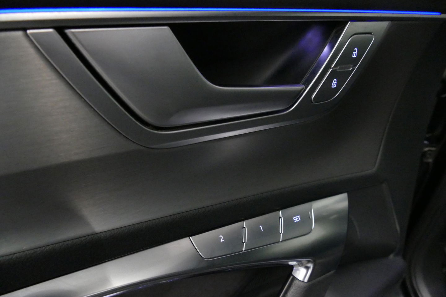 Audi A6 Avant 55 TFSI e quattro S Competition / S-Line / S6 Diffuser / Maxton Design Bodykit V.2 / Panoramadak / Elektr. verstelbare voorstoelen (links met memory) / Matrix LED / Ambienteverlichting / Apple Carplay - Android Auto / Trekhaak (zwenkbaar) / Stoelver