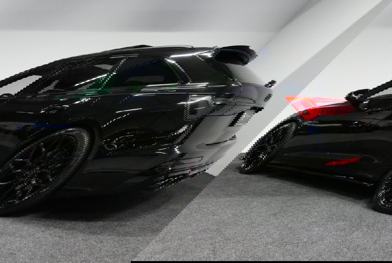 Audi A6 Avant 55 TFSI e quattro S Competition / S-Line / S6 Diffuser / Maxton Design Bodykit V.2 / Panoramadak / Elektr. verstelbare voorstoelen (links met memory) / Matrix LED / Ambienteverlichting / Apple Carplay - Android Auto / Trekhaak (zwenkbaar) / Stoelver