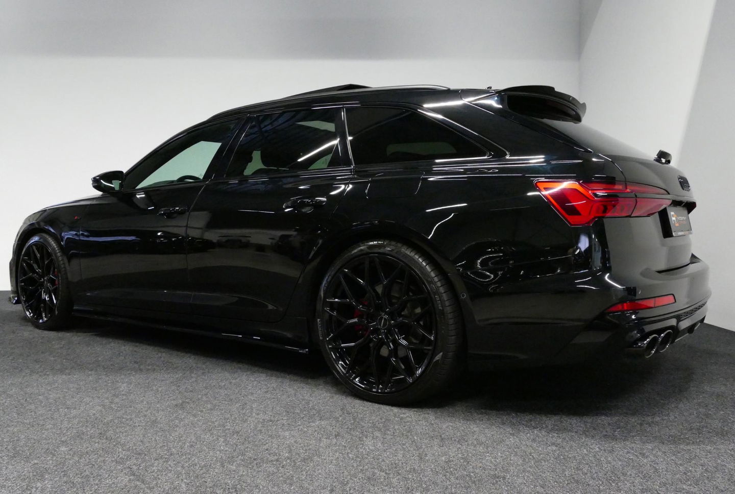 Audi A6 Avant 55 TFSI e quattro S Competition / S-Line / S6 Diffuser / Maxton Design Bodykit V.2 / Panoramadak / Elektr. verstelbare voorstoelen (links met memory) / Matrix LED / Ambienteverlichting / Apple Carplay - Android Auto / Trekhaak (zwenkbaar) / Stoelver