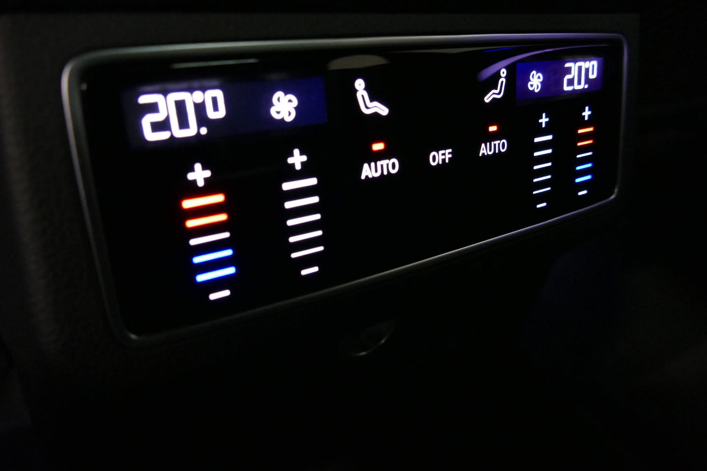 Audi A6 Avant 55 TFSI e quattro S Competition / S-Line / S6 Diffuser / Maxton Design Bodykit V.2 / Panoramadak / Elektr. verstelbare voorstoelen (links met memory) / Matrix LED / Ambienteverlichting / Apple Carplay - Android Auto / Trekhaak (zwenkbaar) / Stoelver