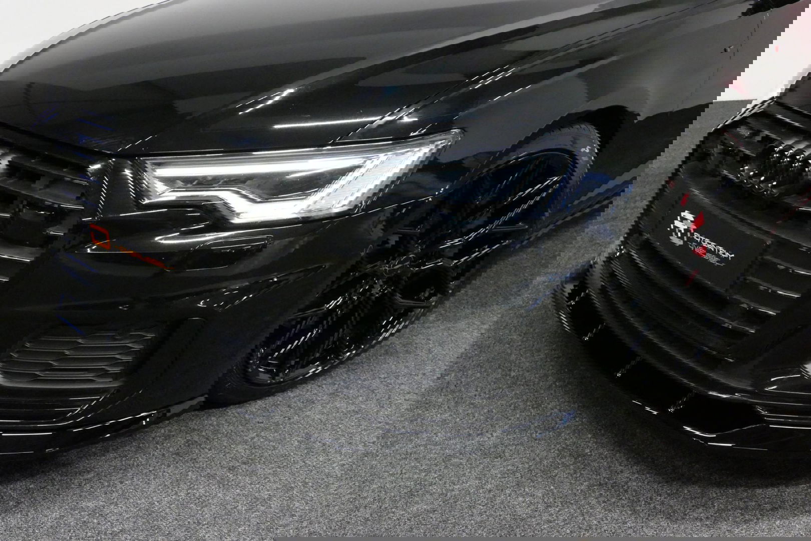 Audi A6 Avant 55 TFSI e quattro S Competition / S-Line / S6 Diffuser / Maxton Design Bodykit V.2 / Panoramadak / Elektr. verstelbare voorstoelen (links met memory) / Matrix LED / Ambienteverlichting / Apple Carplay - Android Auto / Trekhaak (zwenkbaar) / Stoelver