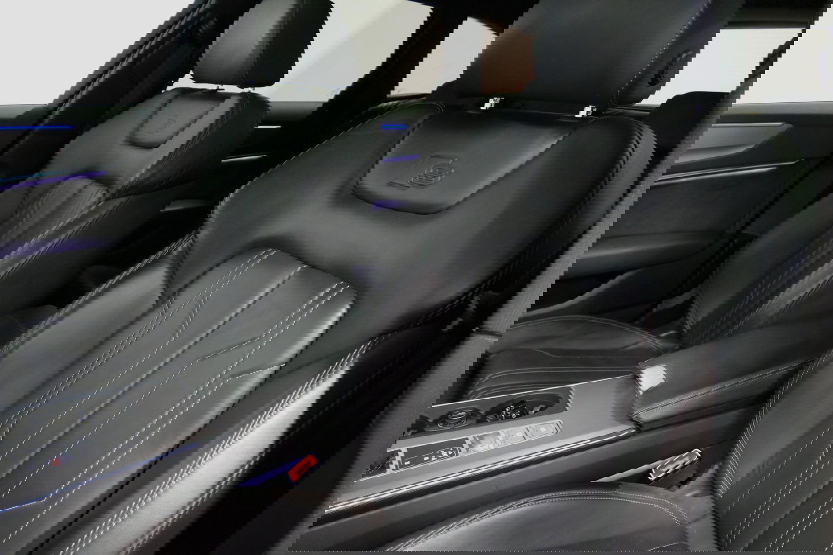 Audi A6 Avant 55 TFSI e quattro S Competition / S-Line / S6 Diffuser / Maxton Design Bodykit V.2 / Panoramadak / Elektr. verstelbare voorstoelen (links met memory) / Matrix LED / Ambienteverlichting / Apple Carplay - Android Auto / Trekhaak (zwenkbaar) / Stoelver