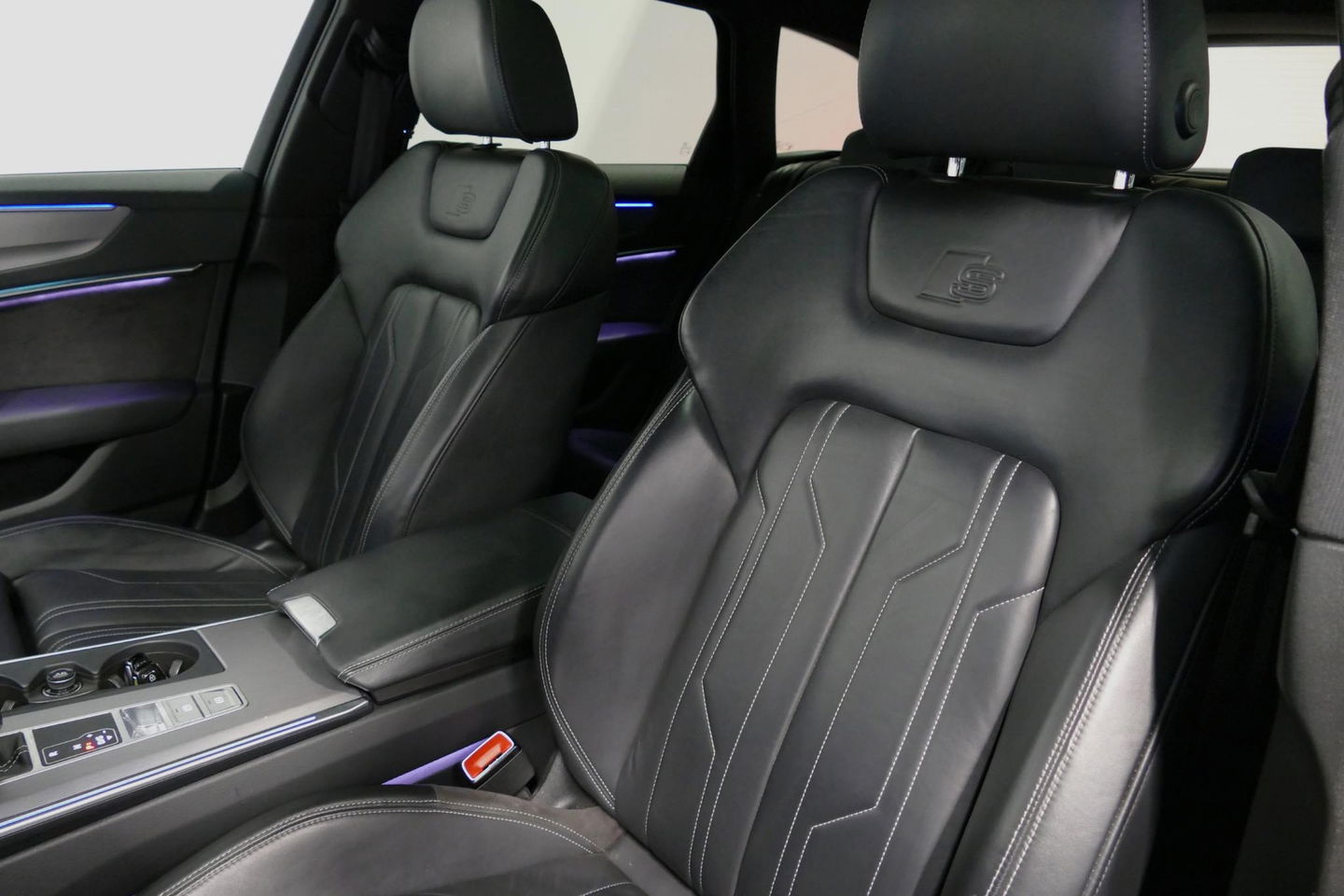 Audi A6 Avant 55 TFSI e quattro S Competition / S-Line / S6 Diffuser / Maxton Design Bodykit V.2 / Panoramadak / Elektr. verstelbare voorstoelen (links met memory) / Matrix LED / Ambienteverlichting / Apple Carplay - Android Auto / Trekhaak (zwenkbaar) / Stoelver