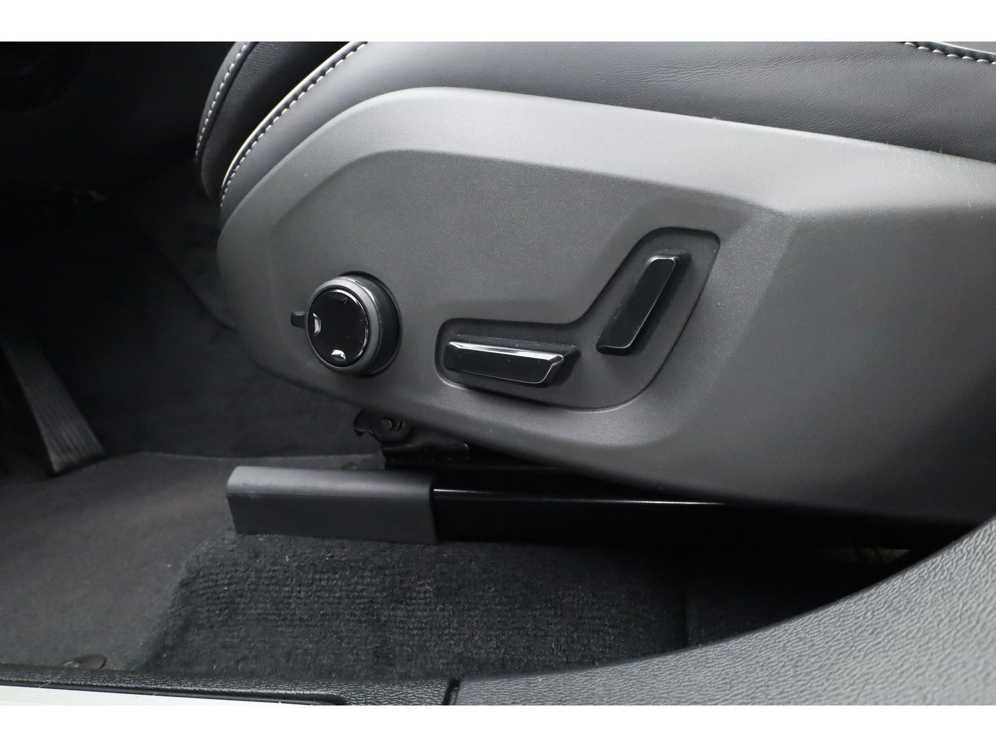 Volvo XC60 2.0 T8 Plug-in hybrid AWD Ultra Black Edition | Luchtvering | 22 inch | Trekhaak | Pano | Blis | Pilot assist |