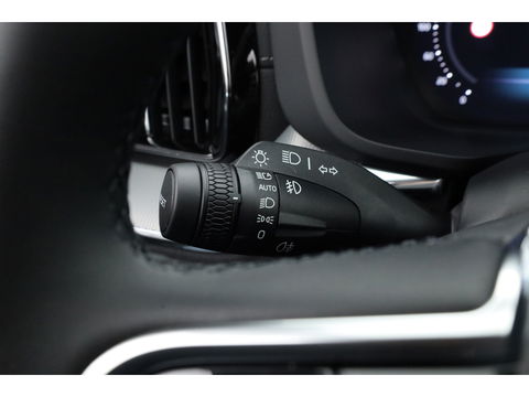 Volvo XC60 2.0 T8 Plug-in hybrid AWD Ultra Black Edition | Luchtvering | 22 inch | Trekhaak | Pano | Blis | Pilot assist |