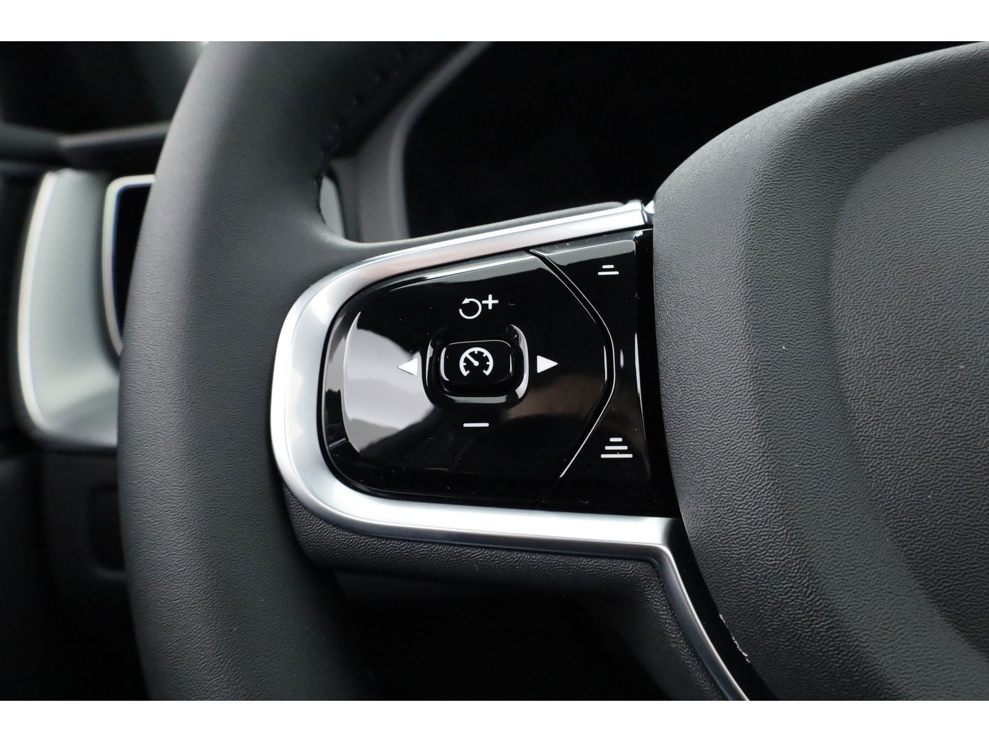 Volvo XC60 2.0 T8 Plug-in hybrid AWD Ultra Black Edition | Luchtvering | 22 inch | Trekhaak | Pano | Blis | Pilot assist |