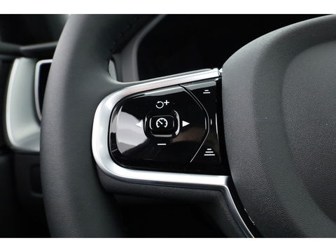 Volvo XC60 2.0 T8 Plug-in hybrid AWD Ultra Black Edition | Luchtvering | 22 inch | Trekhaak | Pano | Blis | Pilot assist |