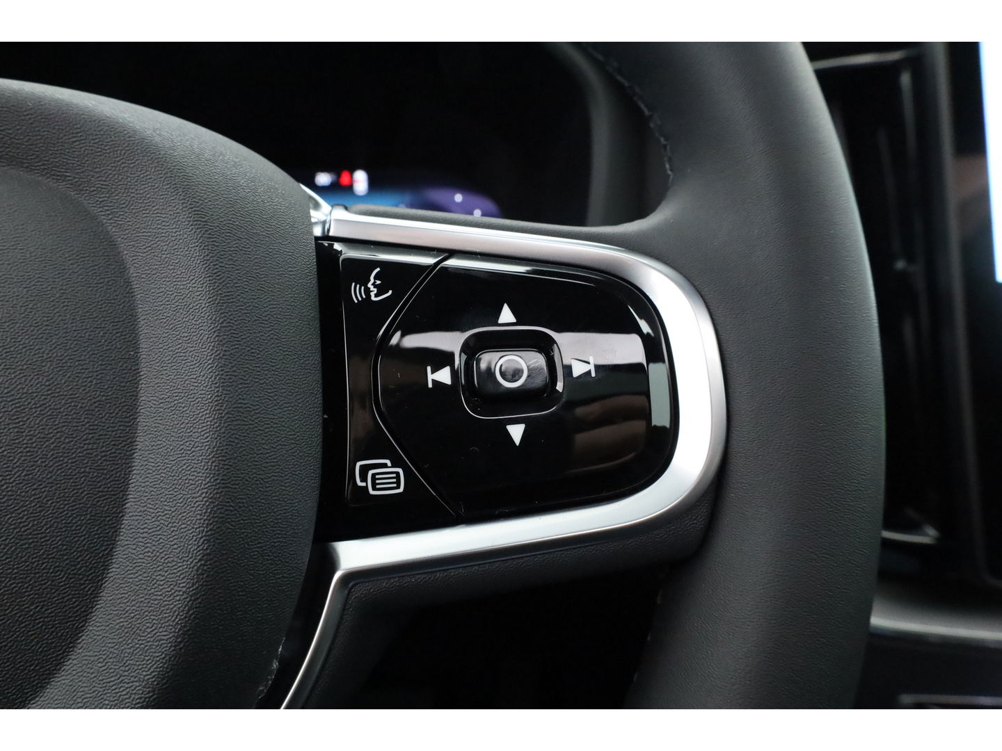 Volvo XC60 2.0 T8 Plug-in hybrid AWD Ultra Black Edition | Luchtvering | 22 inch | Trekhaak | Pano | Blis | Pilot assist |