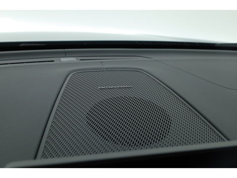 Volvo XC60 2.0 T8 Plug-in hybrid AWD Ultra Black Edition | Luchtvering | 22 inch | Trekhaak | Pano | Blis | Pilot assist |