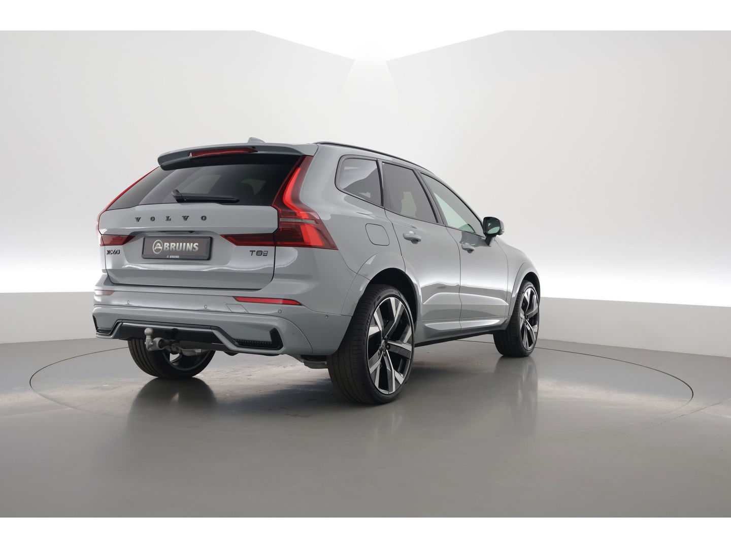 Volvo XC60 2.0 T8 Plug-in hybrid AWD Ultra Black Edition | Luchtvering | 22 inch | Trekhaak | Pano | Blis | Pilot assist |