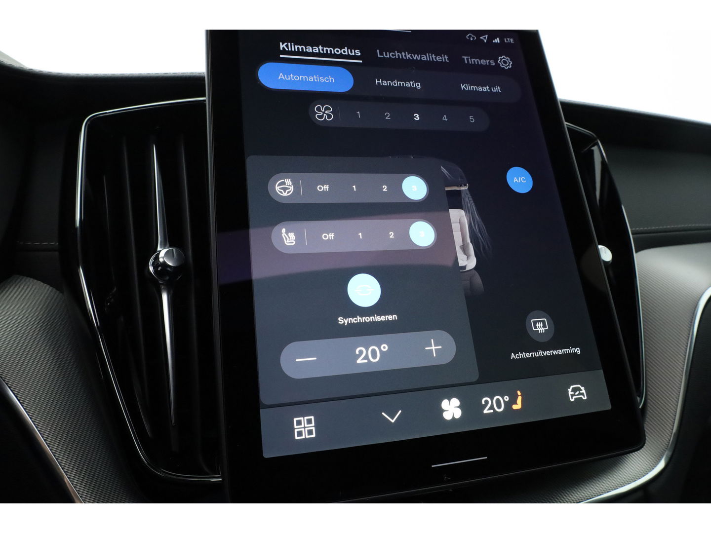 Volvo XC60 2.0 T8 Plug-in hybrid AWD Ultra Black Edition | Luchtvering | 22 inch | Trekhaak | Pano | Blis | Pilot assist |