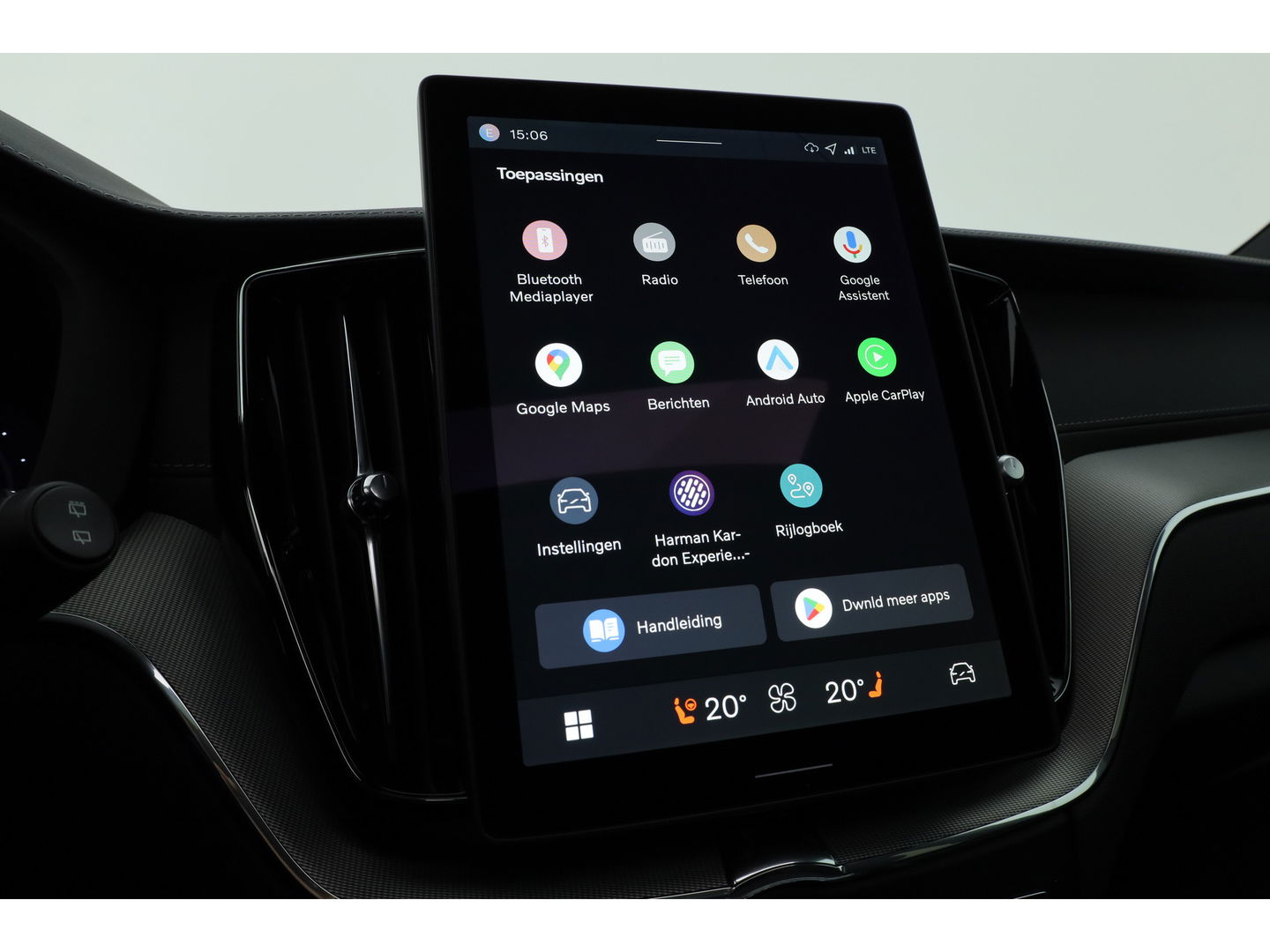 Volvo XC60 2.0 T8 Plug-in hybrid AWD Ultra Black Edition | Luchtvering | 22 inch | Trekhaak | Pano | Blis | Pilot assist |