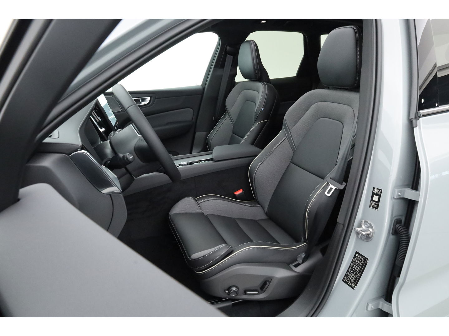 Volvo XC60 2.0 T8 Plug-in hybrid AWD Ultra Black Edition | Luchtvering | 22 inch | Trekhaak | Pano | Blis | Pilot assist |