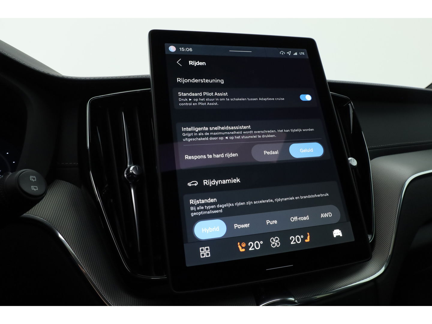 Volvo XC60 2.0 T8 Plug-in hybrid AWD Ultra Black Edition | Luchtvering | 22 inch | Trekhaak | Pano | Blis | Pilot assist |