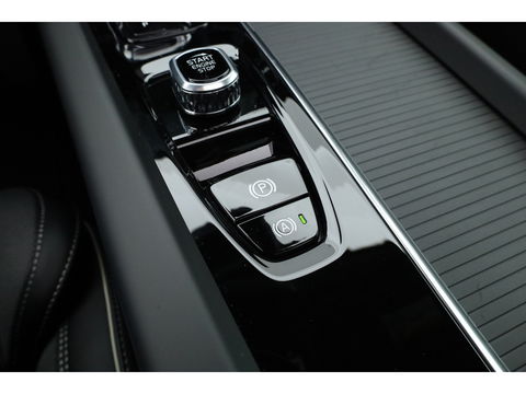Volvo XC60 2.0 T8 Plug-in hybrid AWD Ultra Black Edition | Luchtvering | 22 inch | Trekhaak | Pano | Blis | Pilot assist |