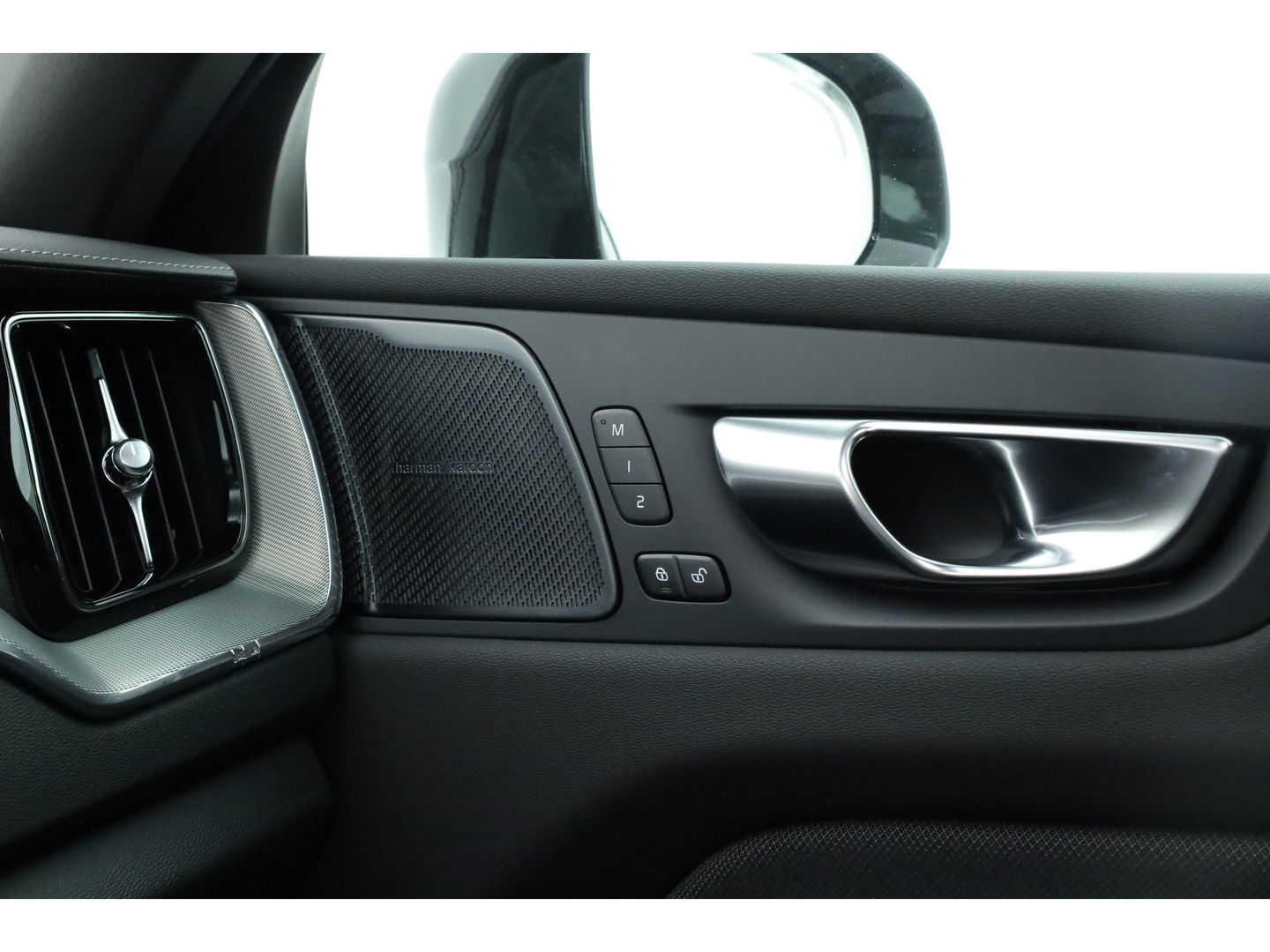 Volvo XC60 2.0 T8 Plug-in hybrid AWD Ultra Black Edition | Luchtvering | 22 inch | Trekhaak | Pano | Blis | Pilot assist |