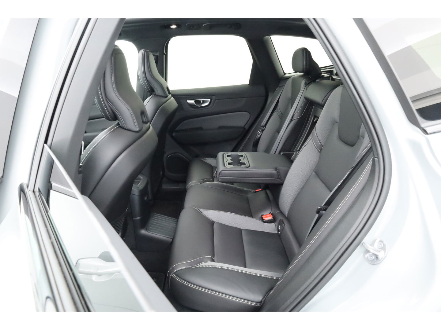 Volvo XC60 2.0 T8 Plug-in hybrid AWD Ultra Black Edition | Luchtvering | 22 inch | Trekhaak | Pano | Blis | Pilot assist |