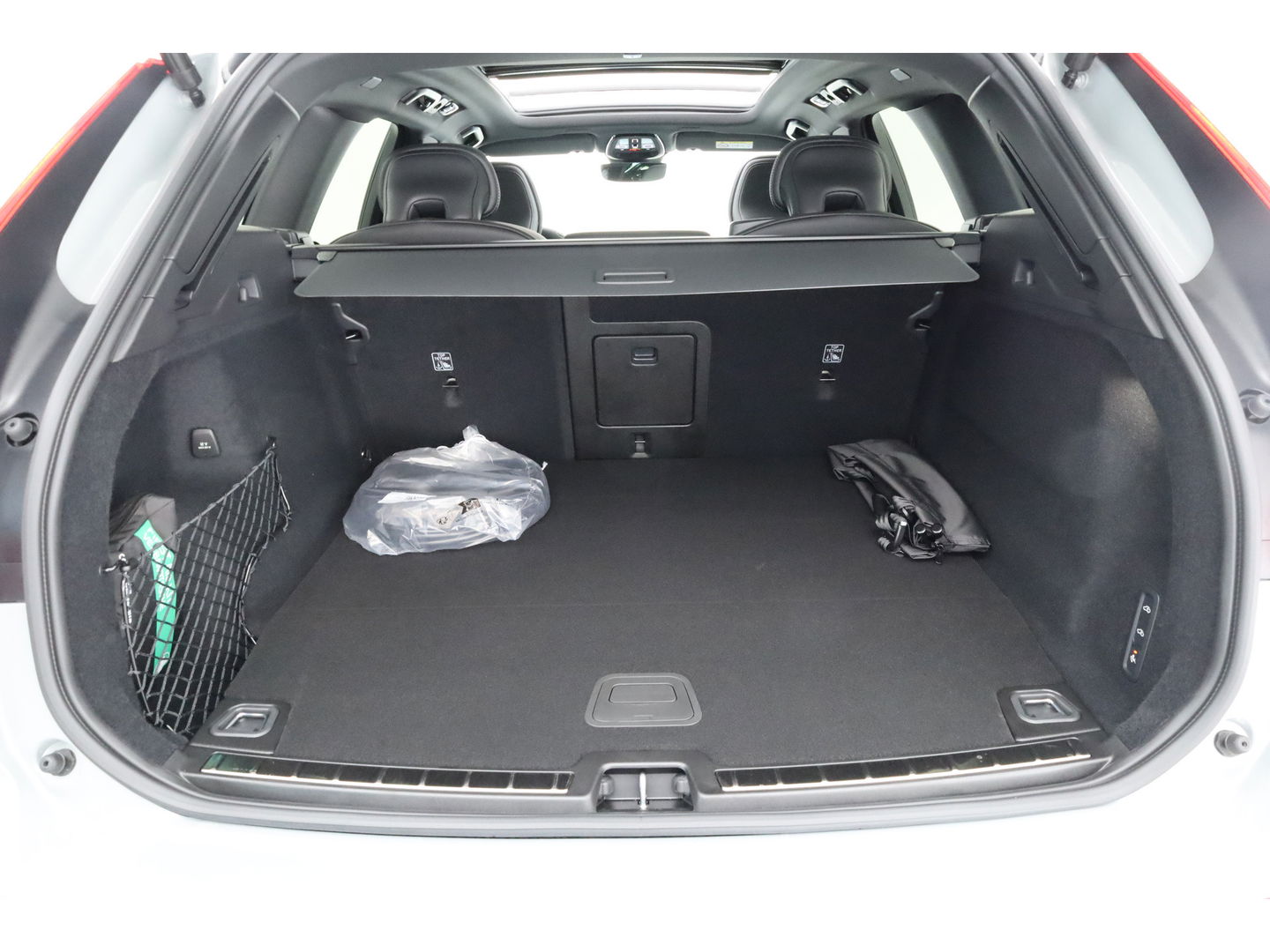 Volvo XC60 2.0 T8 Plug-in hybrid AWD Ultra Black Edition | Luchtvering | 22 inch | Trekhaak | Pano | Blis | Pilot assist |